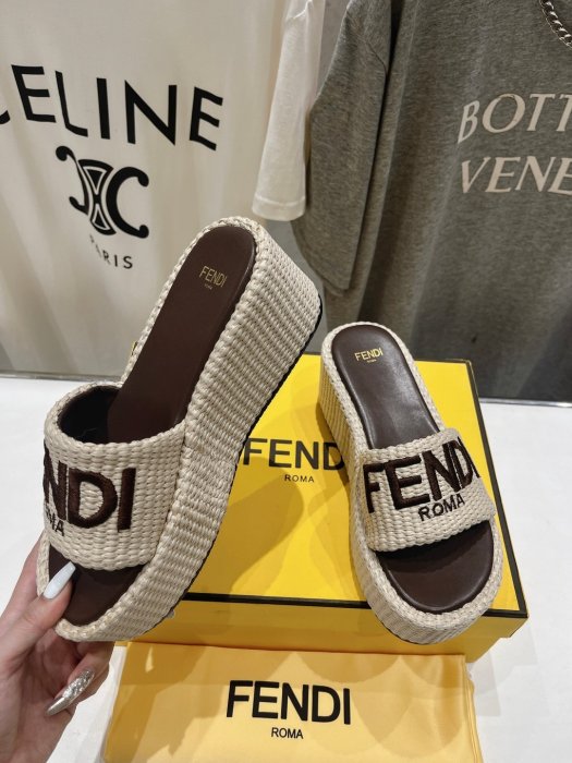 Шлепанцы фото 2