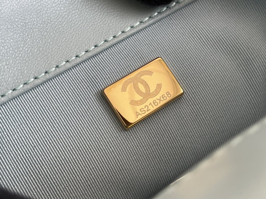 Сумка Chanel C19 Small, светло-голубая, двухцветная фурнитура Series 30 фото 9