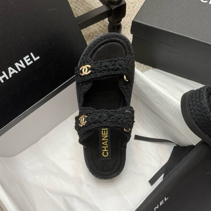 Шльопанці жіночі фото 8