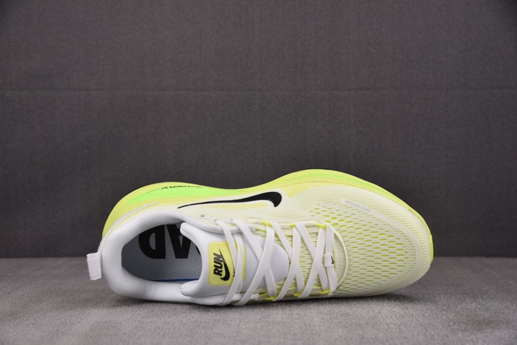 Кроссовки Vomero 18 White Electric Green Volt фото 3