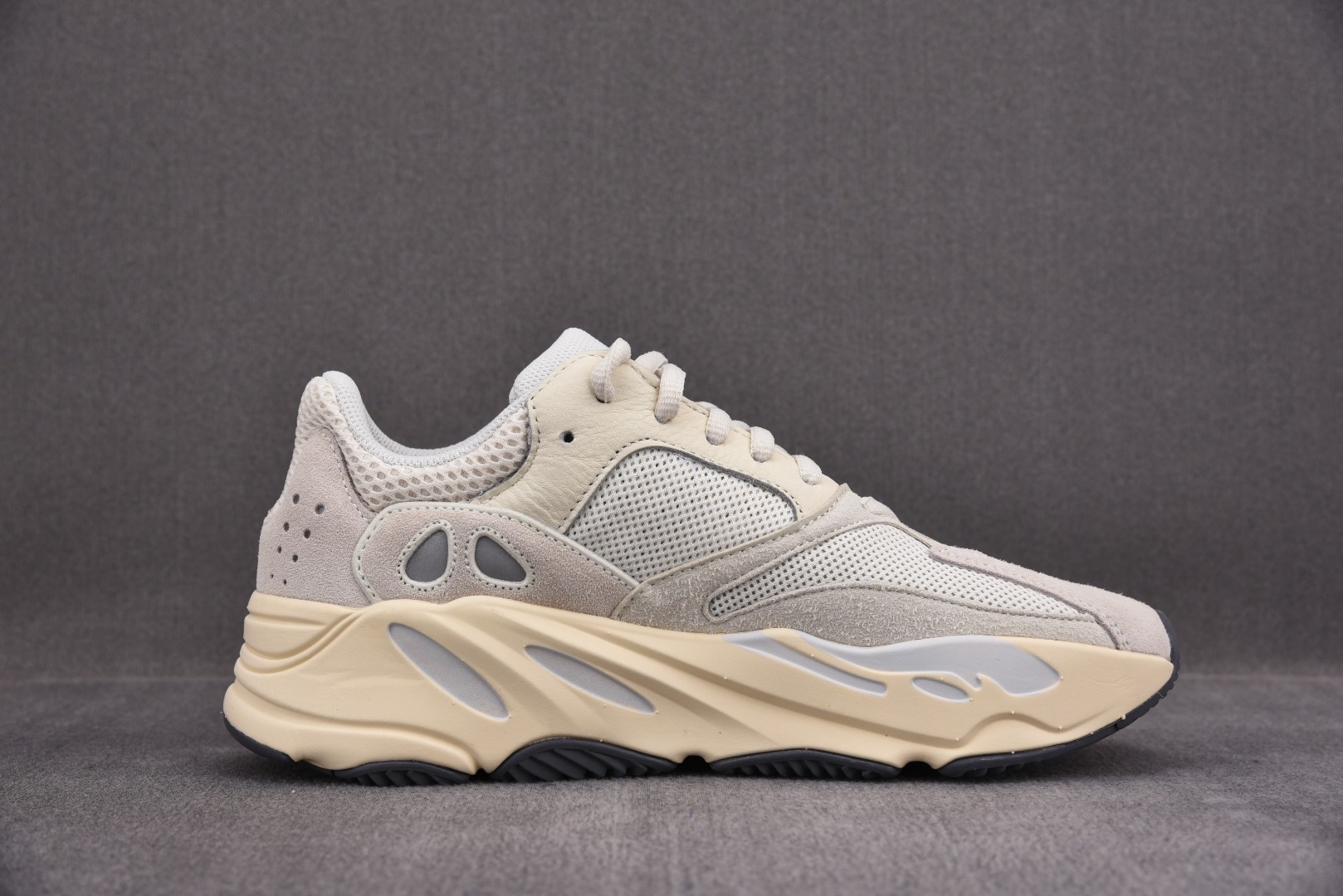 Sneakers Yeezy Boost 700 фото 2