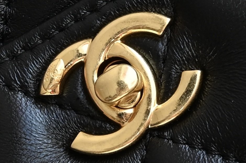 Черная кожаная сумка через плечо Chanel Matelasse фото 6