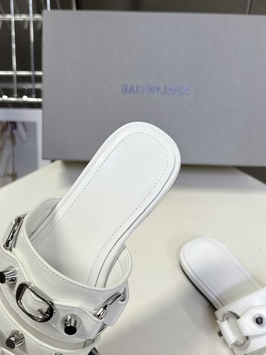 Шлепанцы женские фото 8