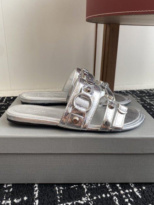 Шлепанцы женские фото 2