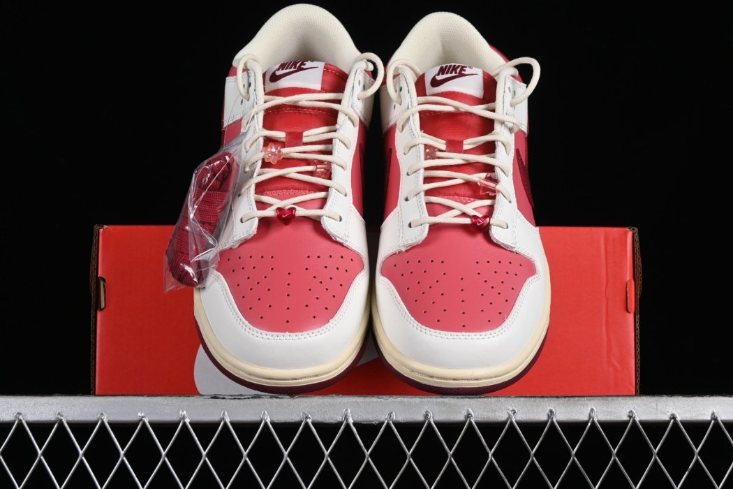 Sneakers Dunk Low GS Valentine's Day фото 5