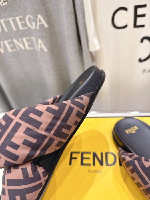 Шлепанцы женские фото 8