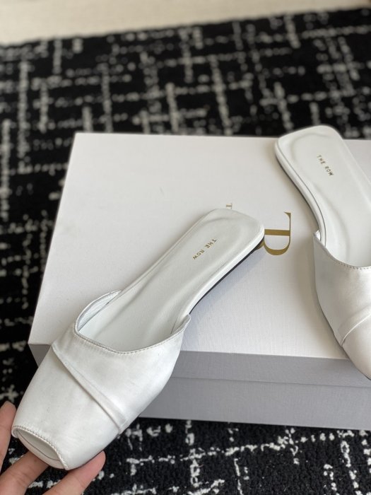 Шлепанцы женские фото 7