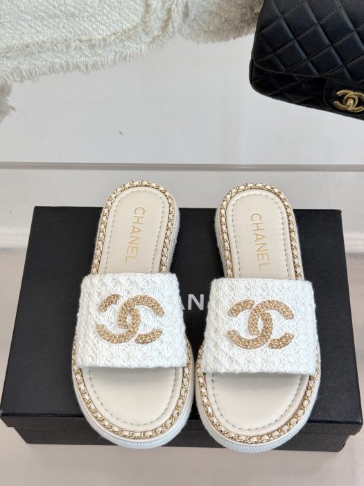 Шлепанцы женские фото 4