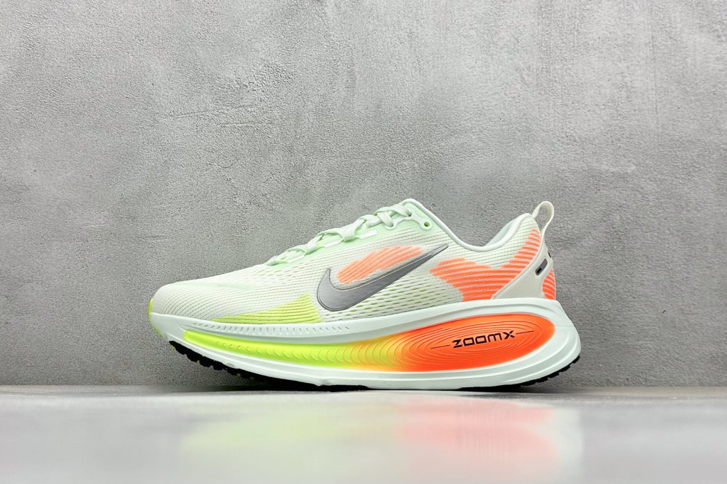 Кроссовки Zoom VOMERO 18