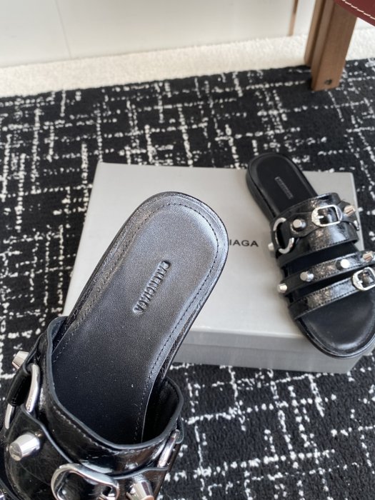 Шлепанцы женские фото 8