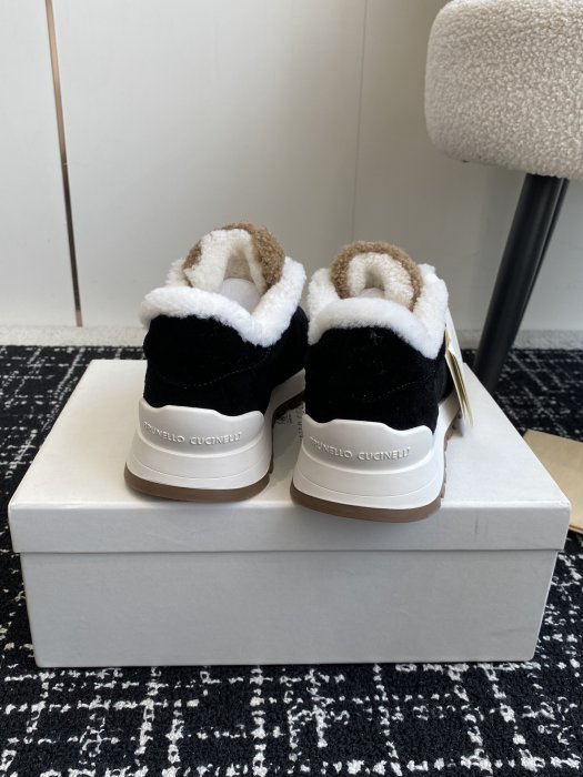 Sneakers women's on fur фото 8