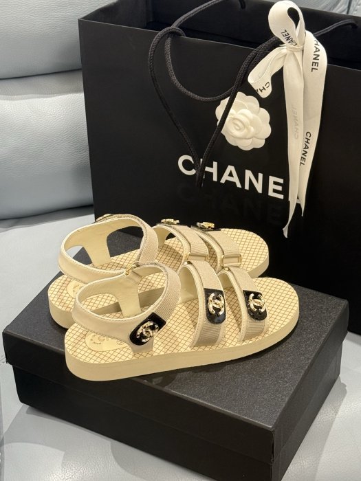 Сандалі жіночі фото 2