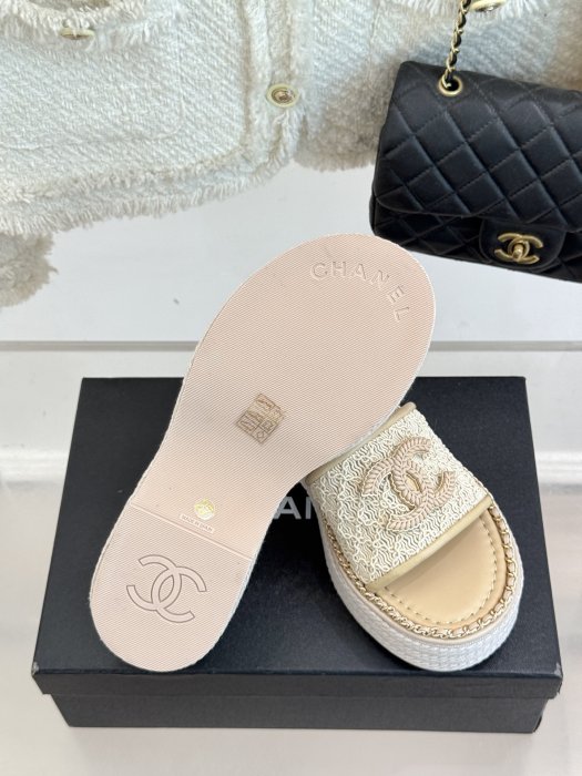 Шльопанці жіночі фото 9