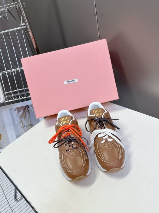 Кроссовки женские