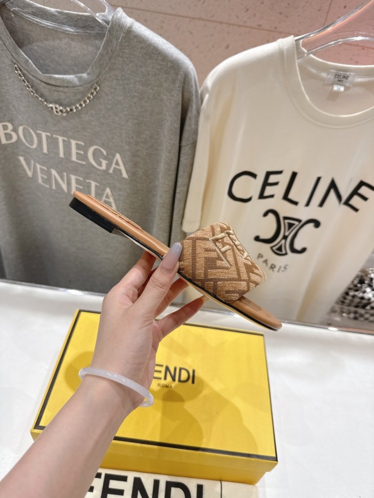 Шлепанцы женские фото 6