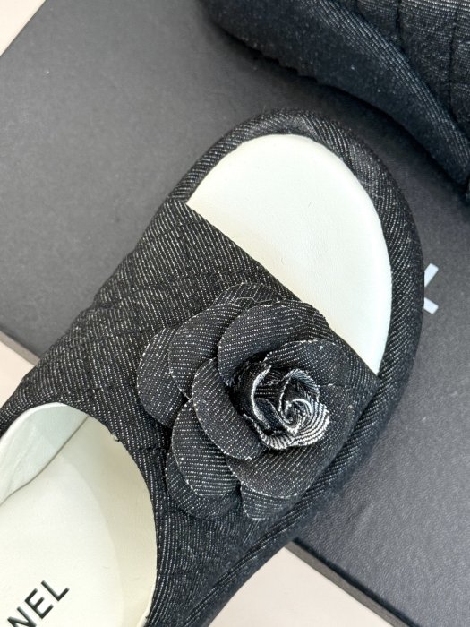 Шлепанцы женские фото 7