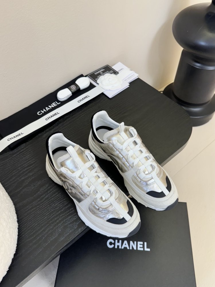 Кроссовки женские