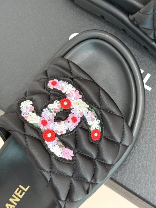 Шлепанцы фото 7