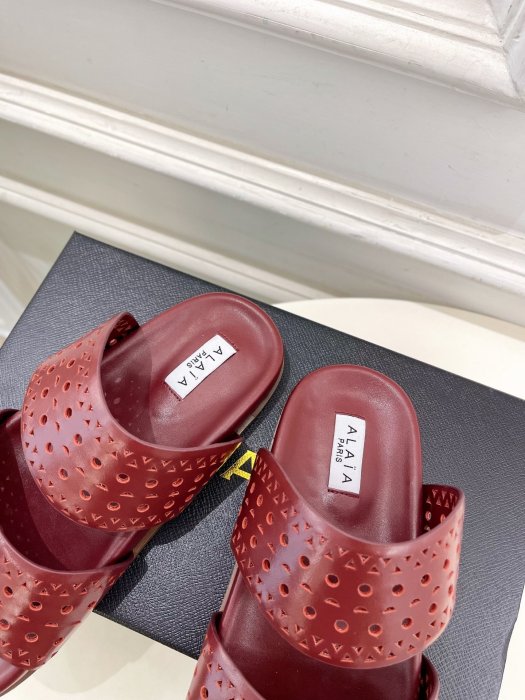 Шлепанцы женские фото 7