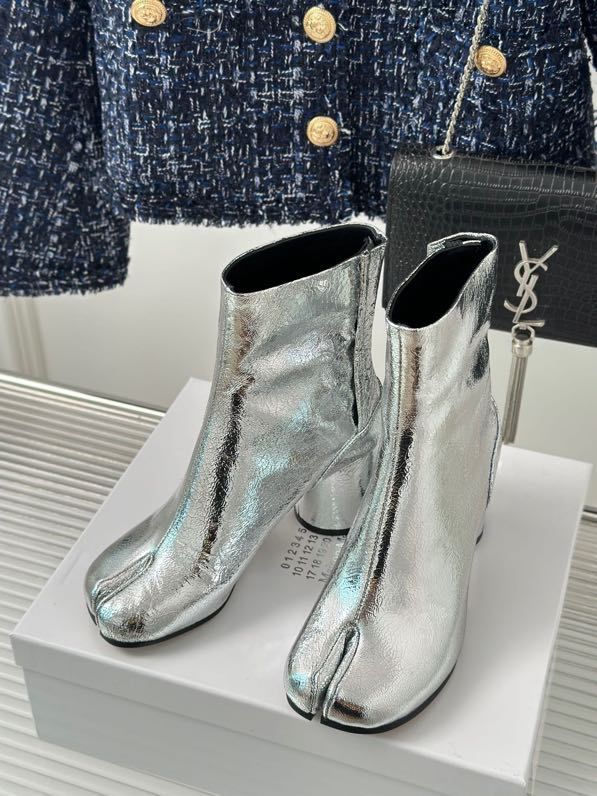 Leather women's boots from bifurcated the toe silver
