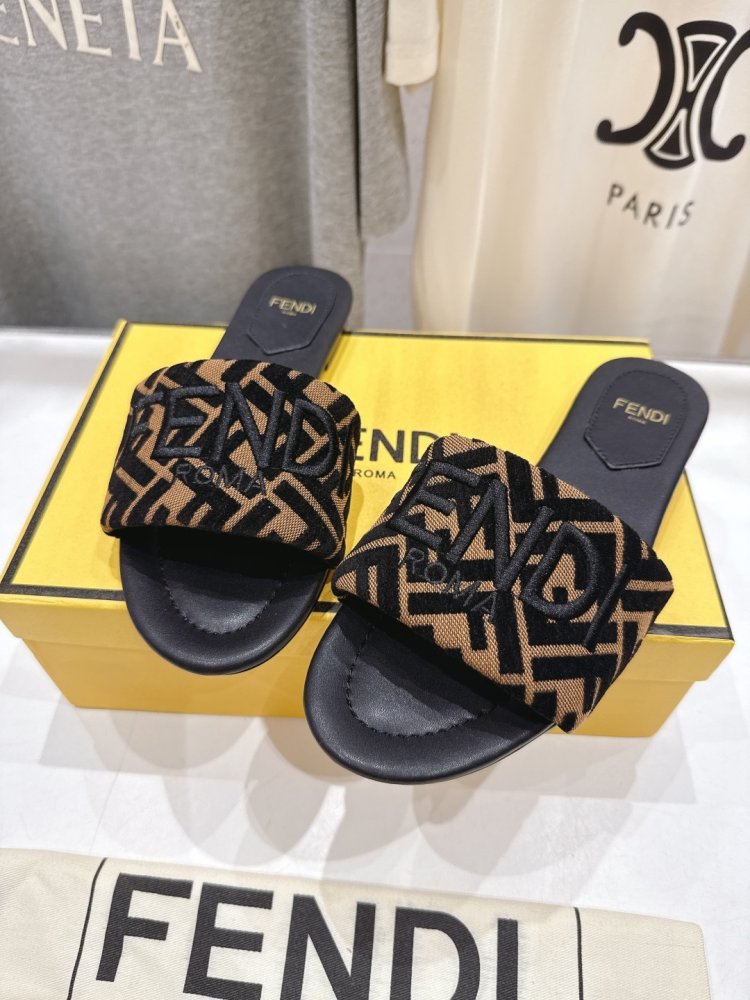 Шлепанцы женские фото 6