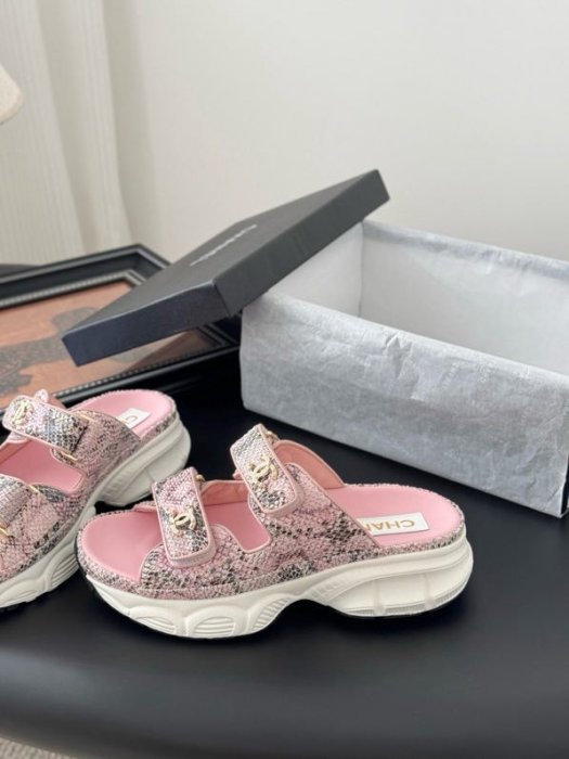 Шлепанцы женские фото 5