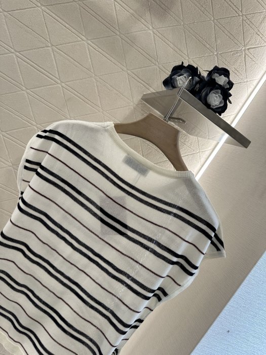 T-shirt women's фото 4