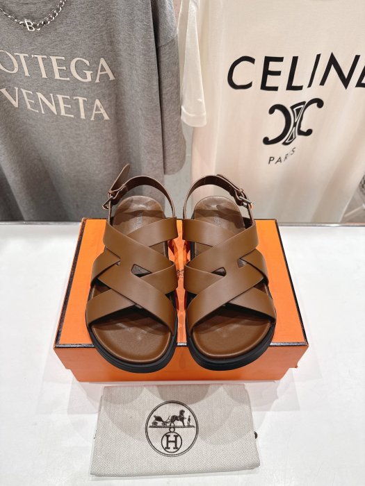 Сандалі жіночі