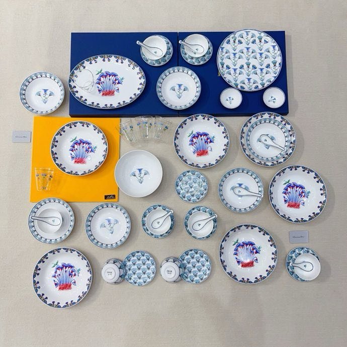 Set porcelain crockery of 47 items