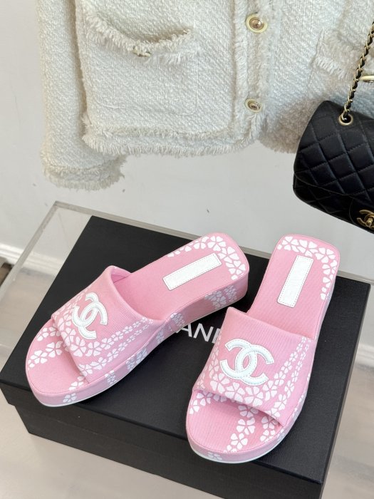 Шлепанцы женские фото 2