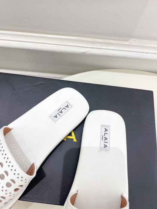 Шлепанцы женские фото 8