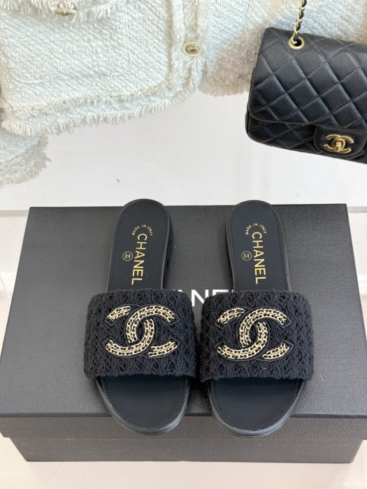 Шлепанцы женские фото 4