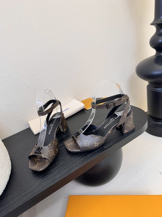 Босоножки фото 3