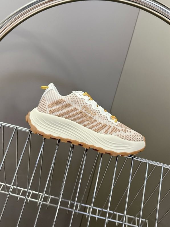 Кроссовки женские