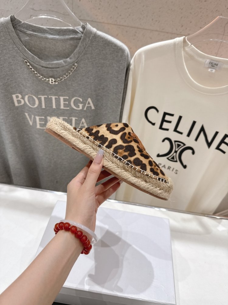 Шлепанцы женские фото 5