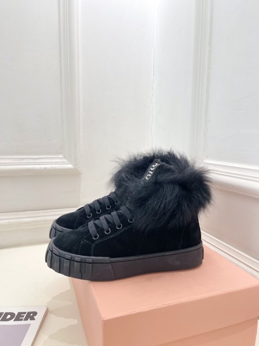 Sneakers women's on fur фото 3