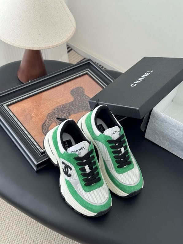 Кроссовки женские