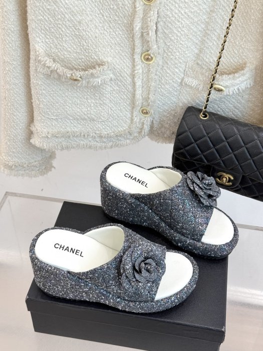 Шлепанцы женские фото 3