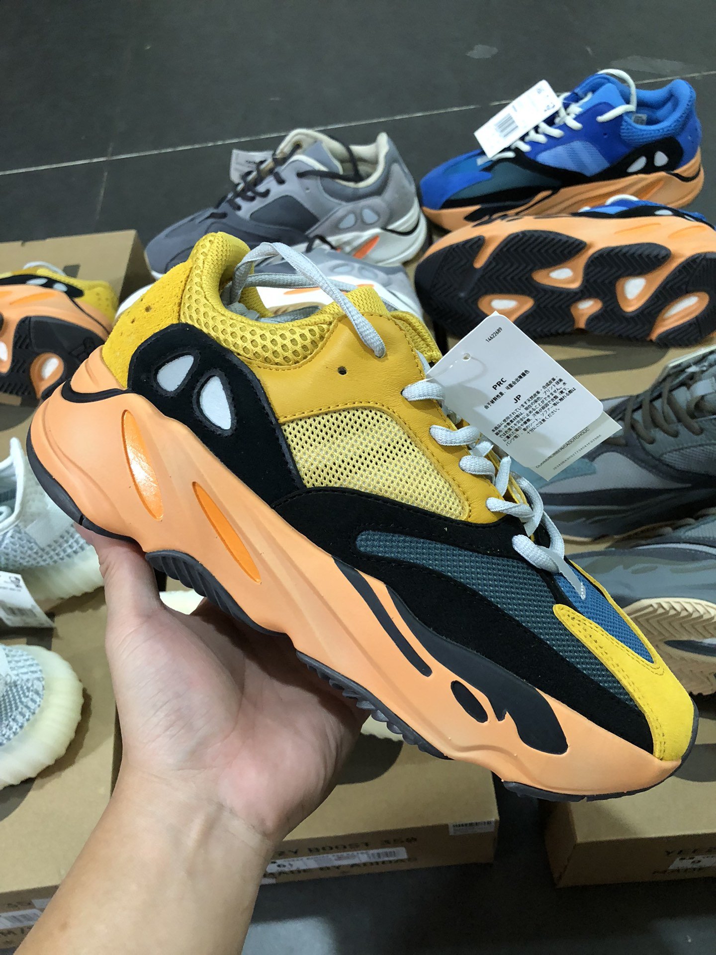 Sneakers YEEZY BOOST 700 фото 2