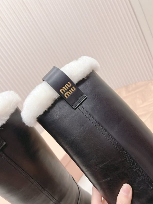 Leather women's boots on fur фото 7