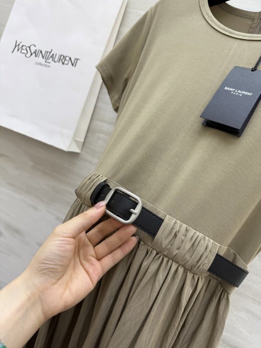 Платье средней длины с короткими рукавами и поясом фото 4