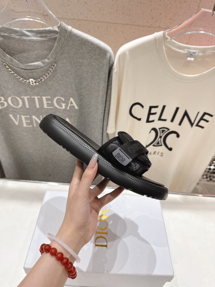 Шлепанцы женские фото 5