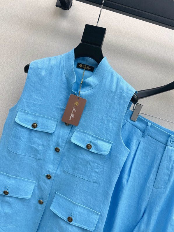 Elegant female costume фото 2