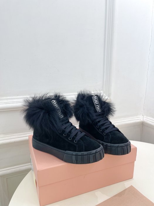 Sneakers women's on fur фото 2