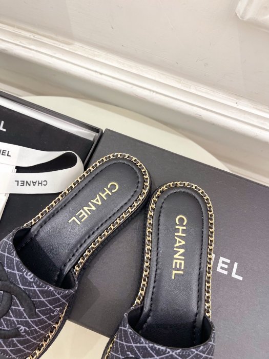 Шлепанцы женские фото 8