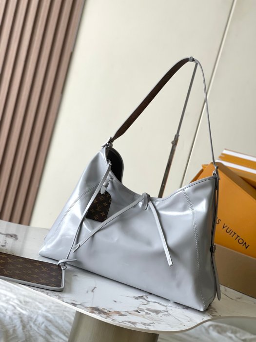 A bag CARRYALL 39 cm