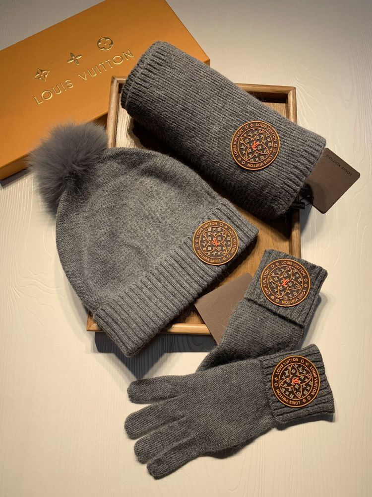 Шерстяной комплект шапка, перчатки и шарф