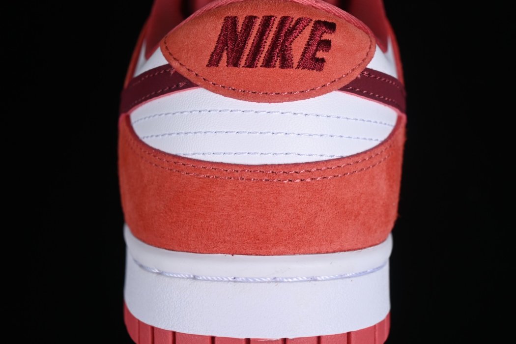 Sneakers SB Dunk Low Retro Valentines Day фото 11