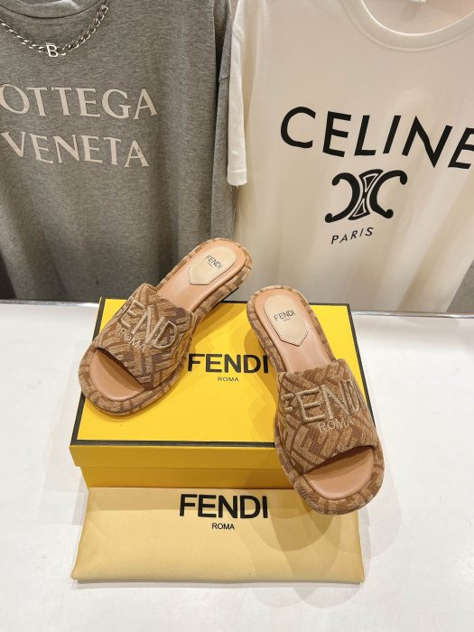 Шлепанцы фото 3