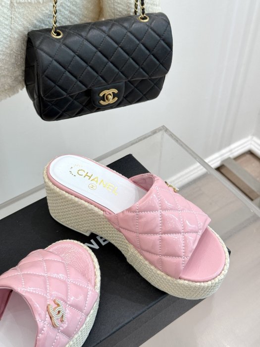 Шлепанцы женские фото 5